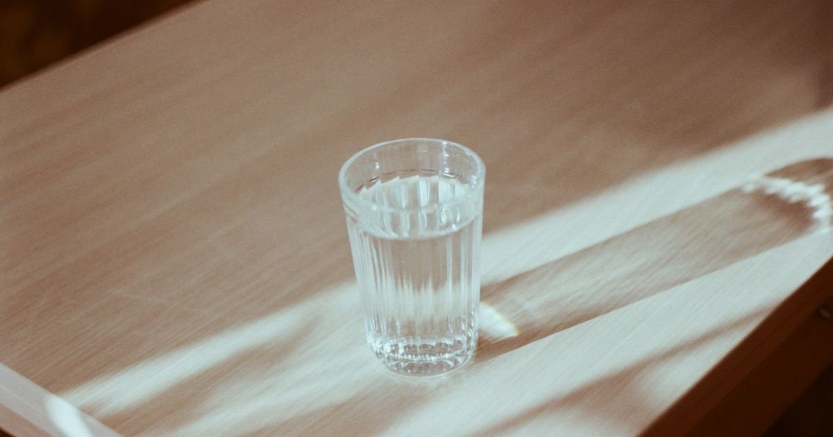 Água antes das refeições: o que muda na saciedade e na rotina