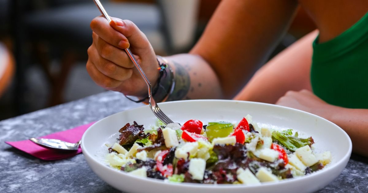 Comer com atenção: o que muda quando você desacelera na refeição