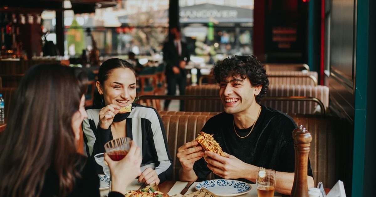 Comer fora sem sair da linha: como equilibrar sem abrir mão da vida social