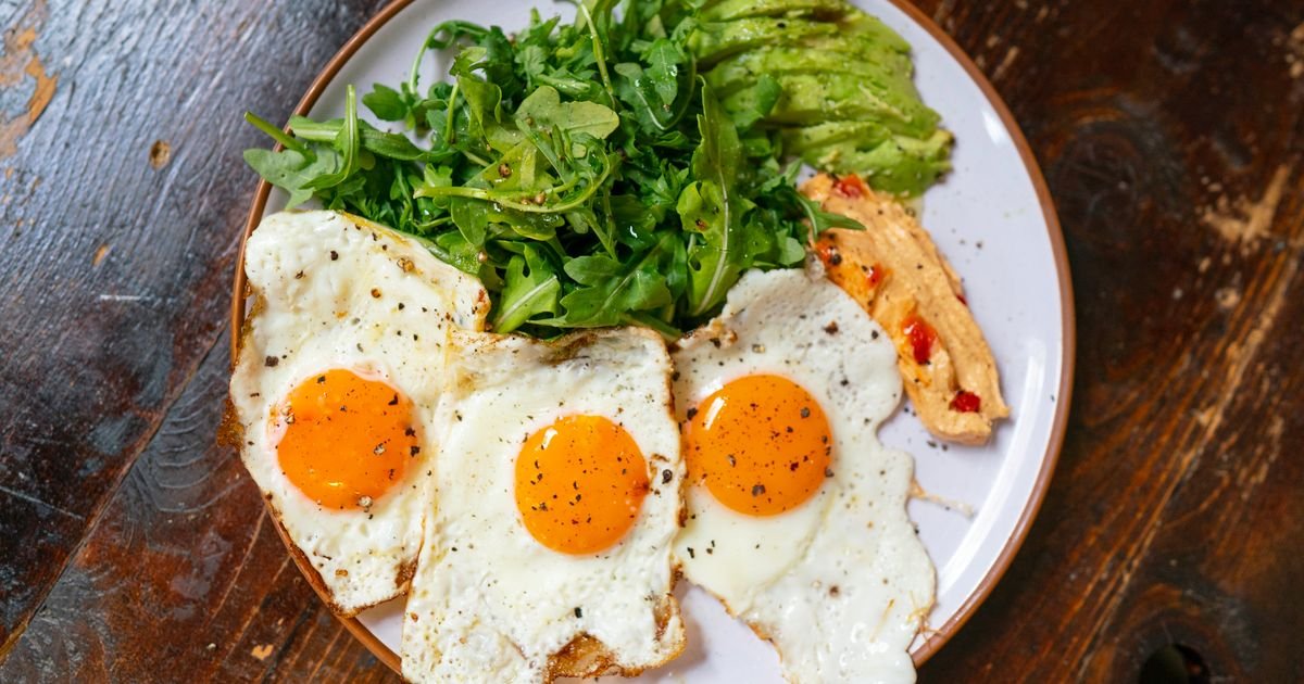 Prato com ovos e salada verde, refeição com poucos carboidratos