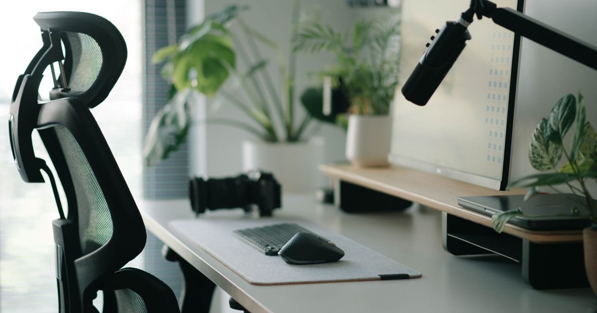 Postura no trabalho: ergonomia e os hábitos que evitam a dor no fim do dia
