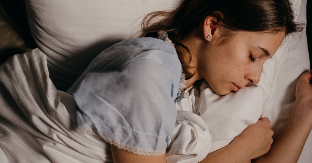 Mulher dormindo tranquilamente na cama